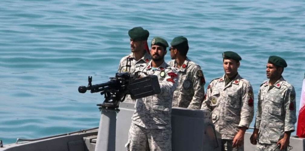 إيران تعلن السيطرة على سفن تجارية في مضيق هرمز وسط إجراءات عسكرية