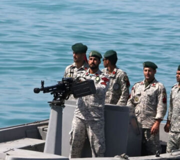 إيران تعلن السيطرة على سفن تجارية في مضيق هرمز وسط إجراءات عسكرية