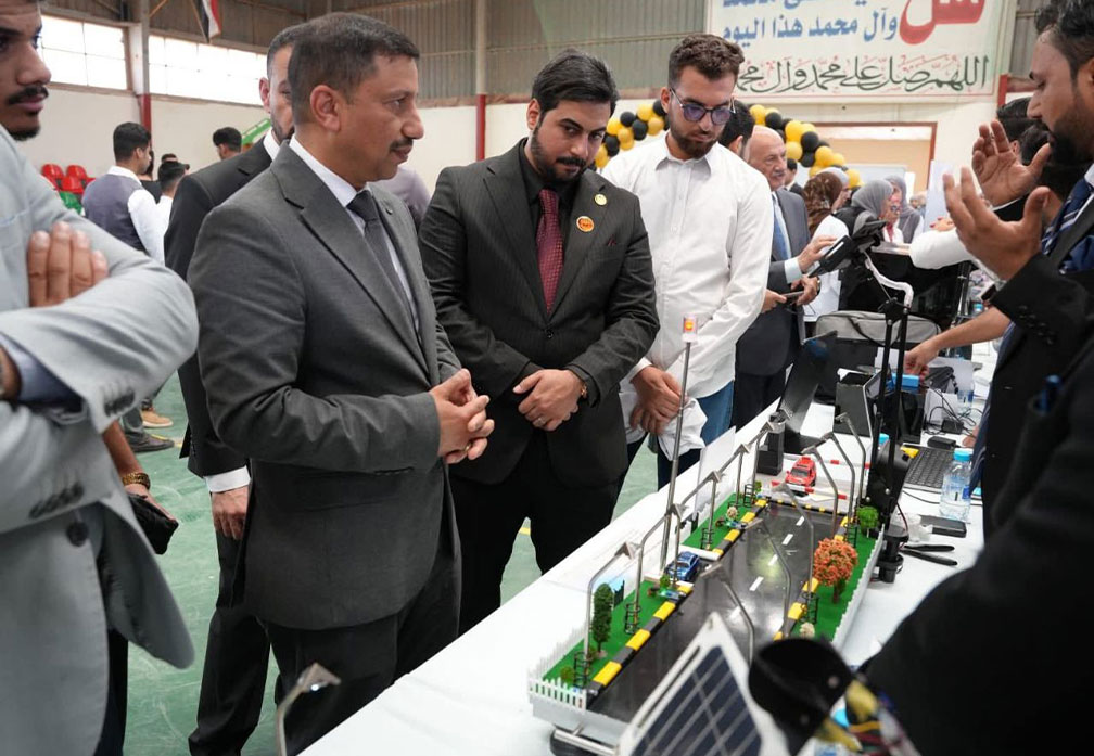 العامري يشيد بإبداعات الطلبة في معرض الذكاء الاصطناعي