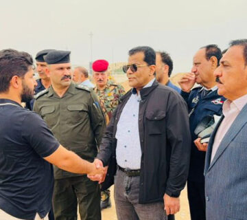 معاون محافظ البصرة يجري جولته بصحبة أعضاء اللجنة في منفذ الشلامچة الحدودي أثناء القصف المعادي للمنفذ