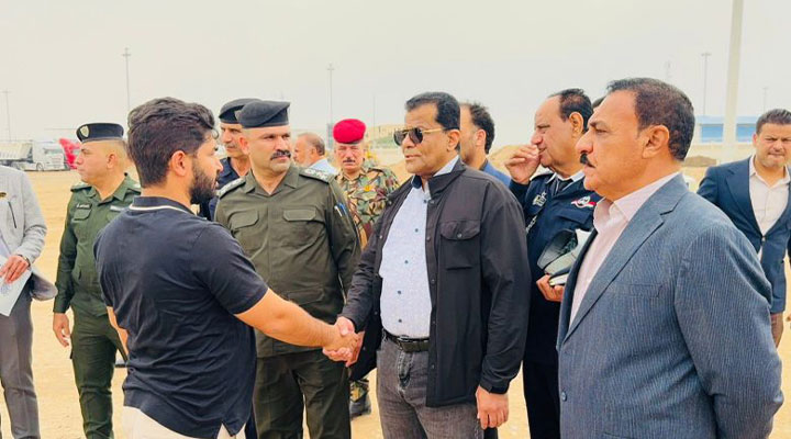 معاون محافظ البصرة يجري جولته بصحبة أعضاء اللجنة في منفذ الشلامچة الحدودي أثناء القصف المعادي للمنفذ