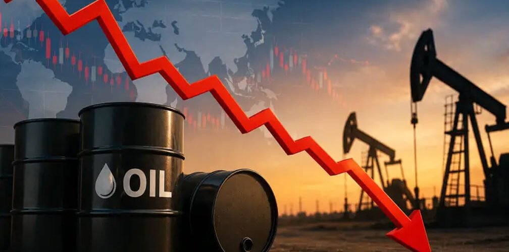 براميل نفط ومضخات استخراج مع مؤشر هبوط يرمز إلى تراجع أسعار النفط العالمية