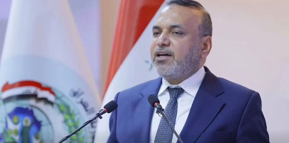 القيادي في الإطار التنسيقي أحمد الأسدي يلقي كلمة خلال مؤتمر صحفي وأمام العلم العراقي