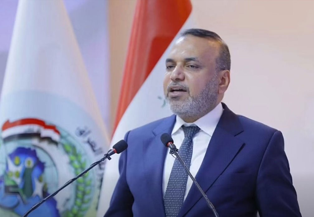 القيادي في الإطار التنسيقي أحمد الأسدي يلقي كلمة خلال مؤتمر صحفي وأمام العلم العراقي