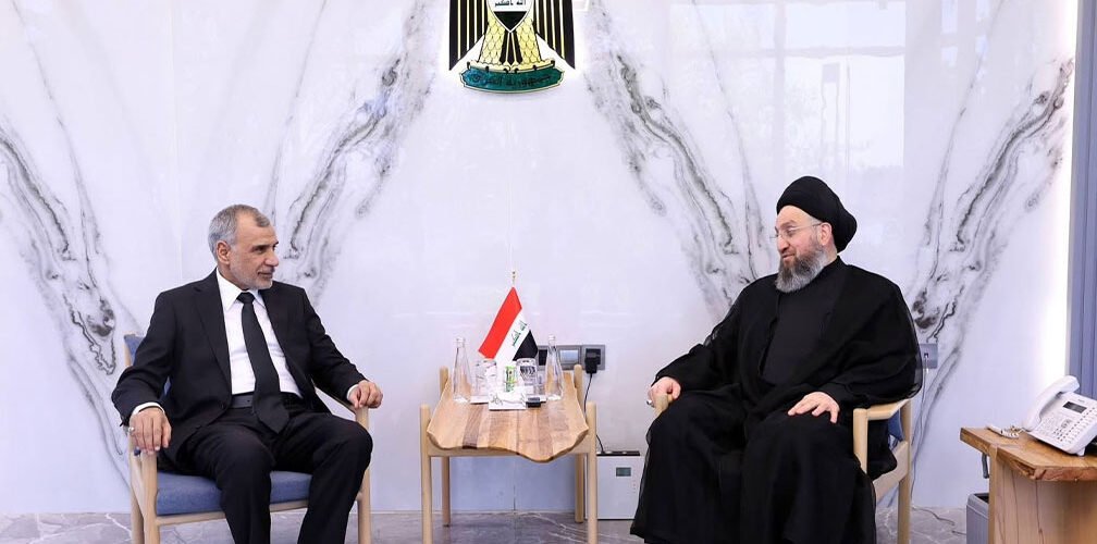 اجتماع رسمي بين السيد عمار الحكيم والوزير المالية، فالح الساري بحضور العلم وشعار جمهورية العراق 