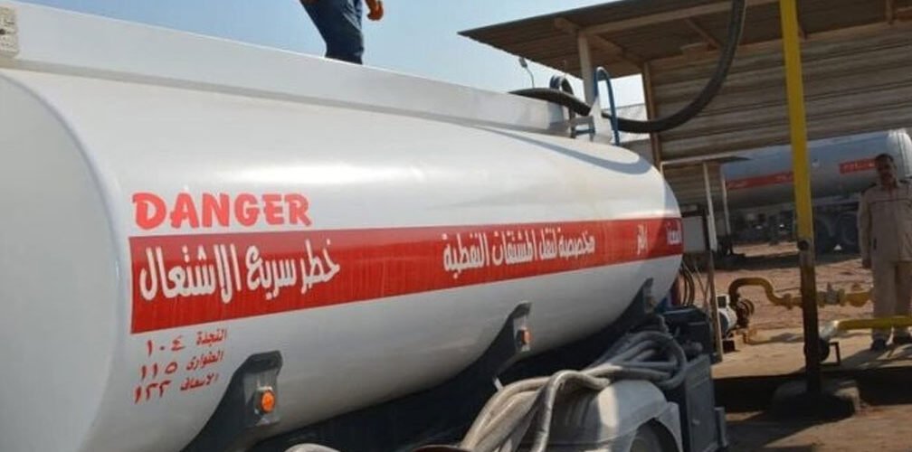 صهريج وقود يعبئ زيت الغاز في محطة وقود 