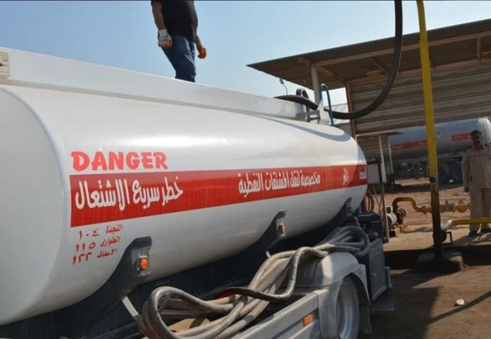صهريج وقود يعبئ زيت الغاز في محطة وقود 