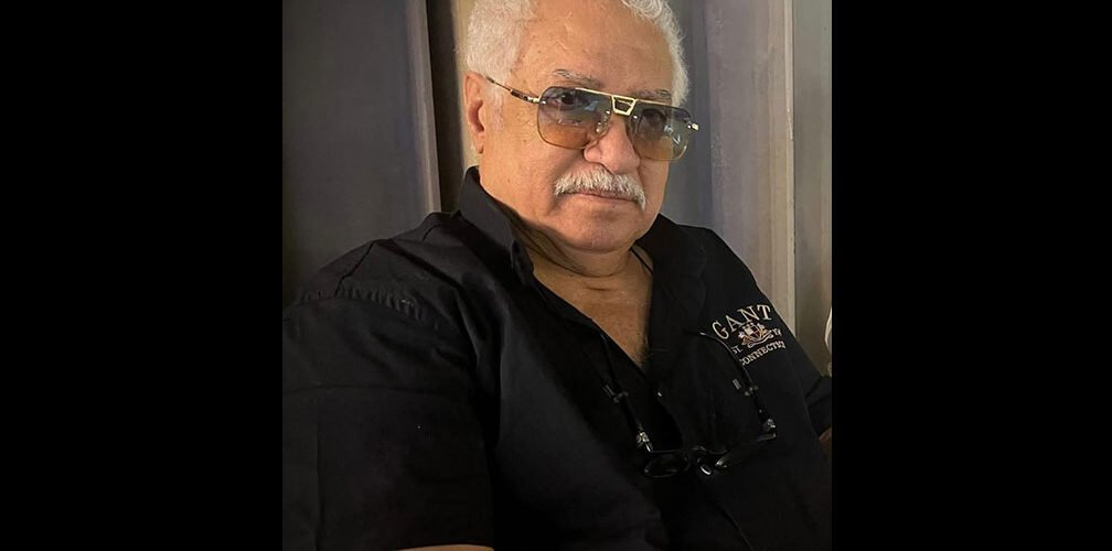 الفنان العراقي الراحل صبري الرماحي، مخرج وإذاعي بارز، في صورة شخصية 