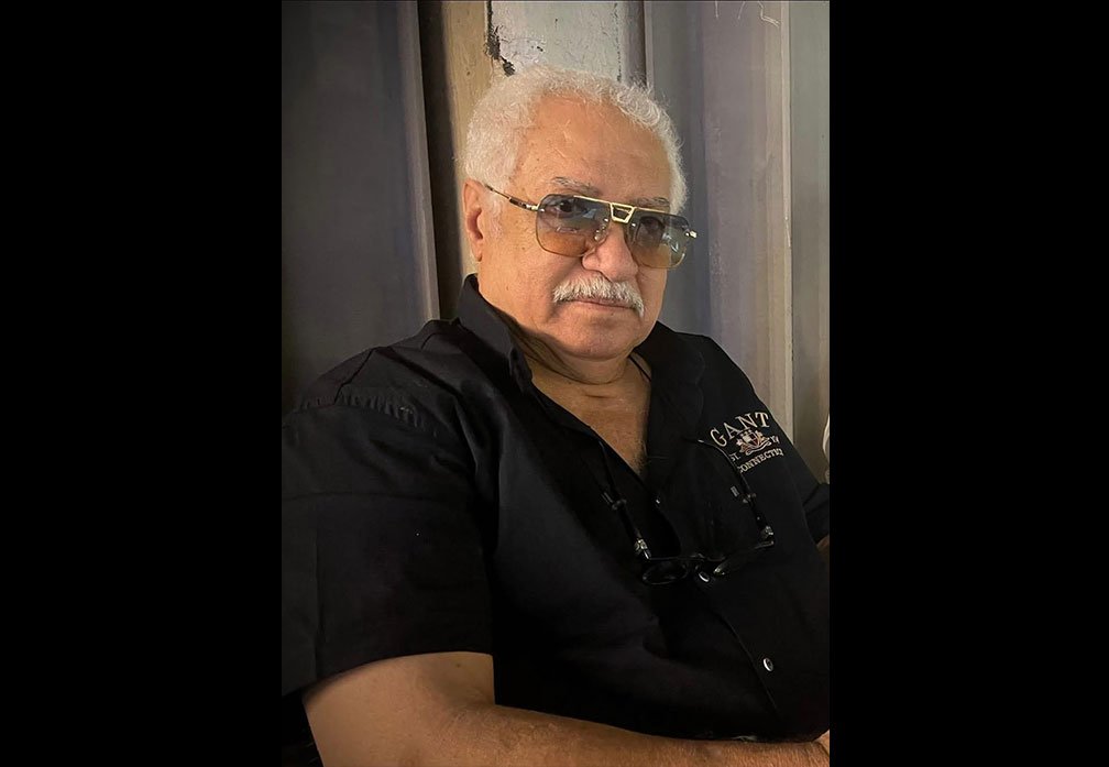 الفنان العراقي الراحل صبري الرماحي، مخرج وإذاعي بارز، في صورة شخصية 