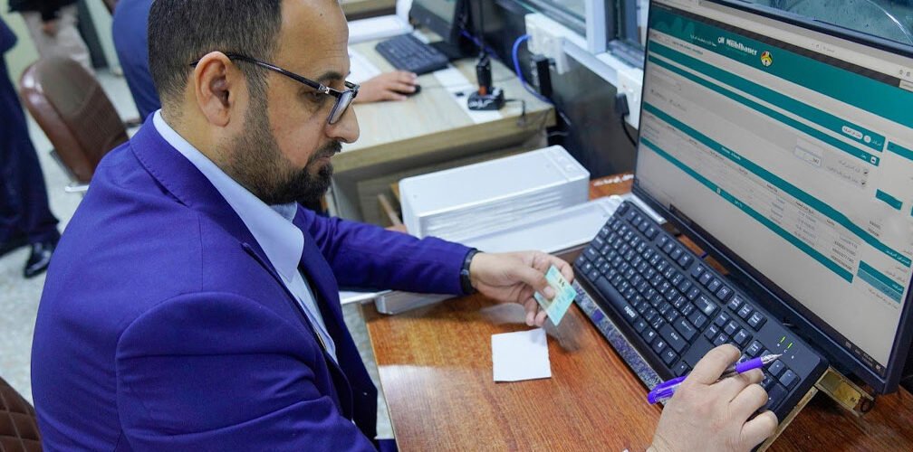 موظف في مديرية المرور العامة العراق يستخدم النظام الإلكتروني الجديد