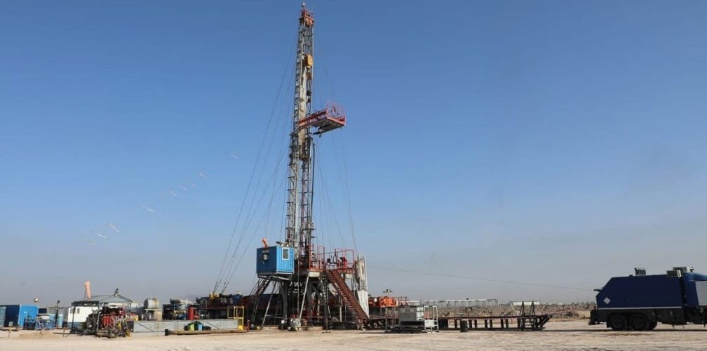 برج حفر تابع لشركة الحفر العراقية خلال تنفيذ أعمال استصلاح بئر نفطية
