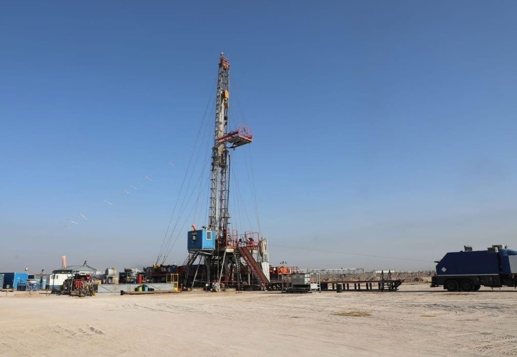 برج حفر تابع لشركة الحفر العراقية خلال تنفيذ أعمال استصلاح بئر نفطية