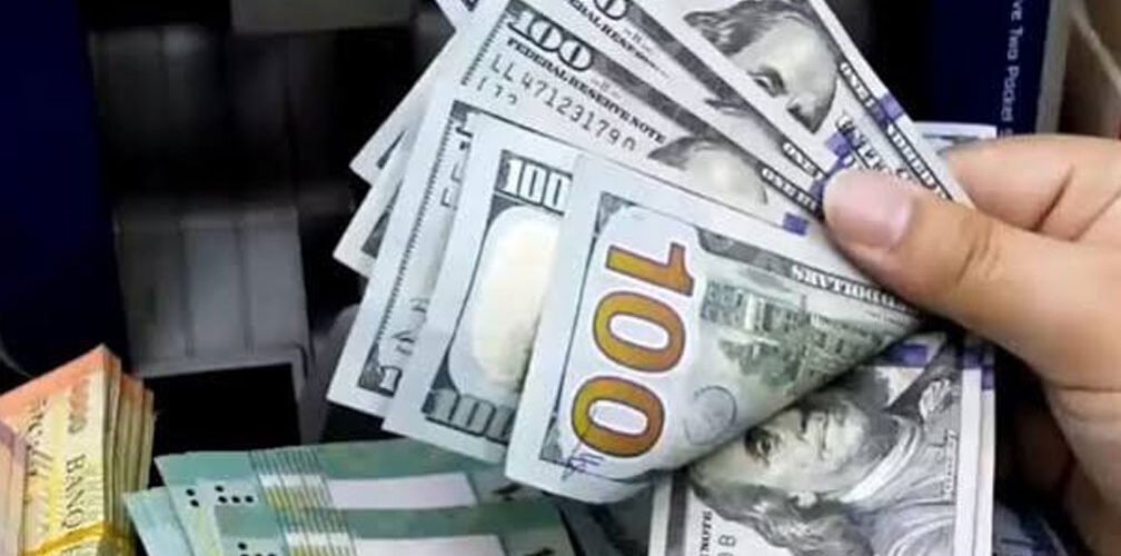 أوراق نقدية من الدولار الأمريكي والدينار العراقي