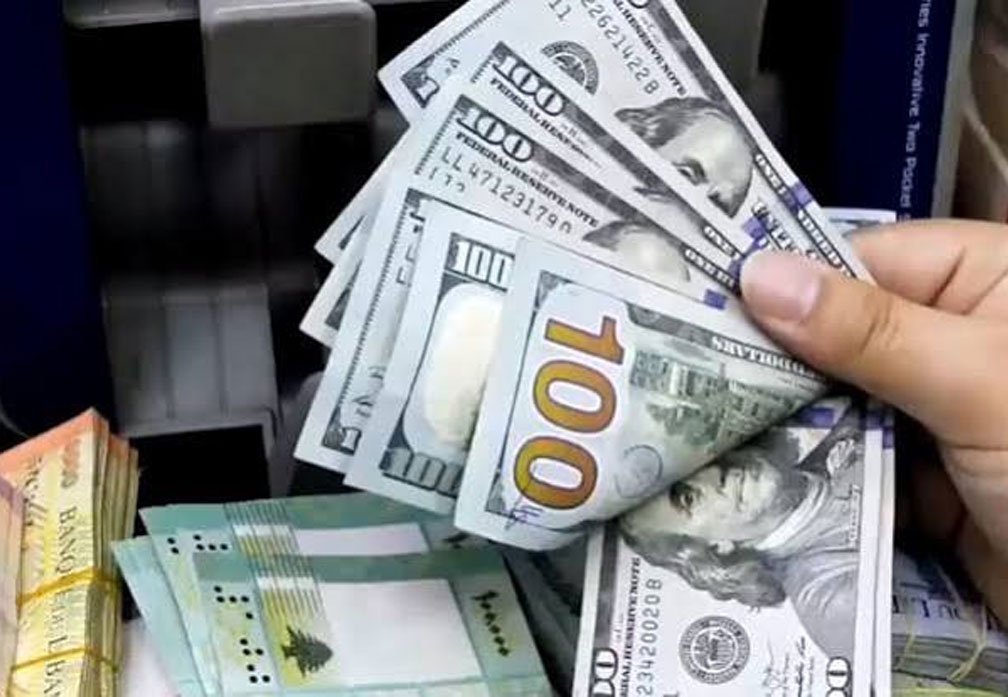 أوراق نقدية من الدولار الأمريكي والدينار العراقي