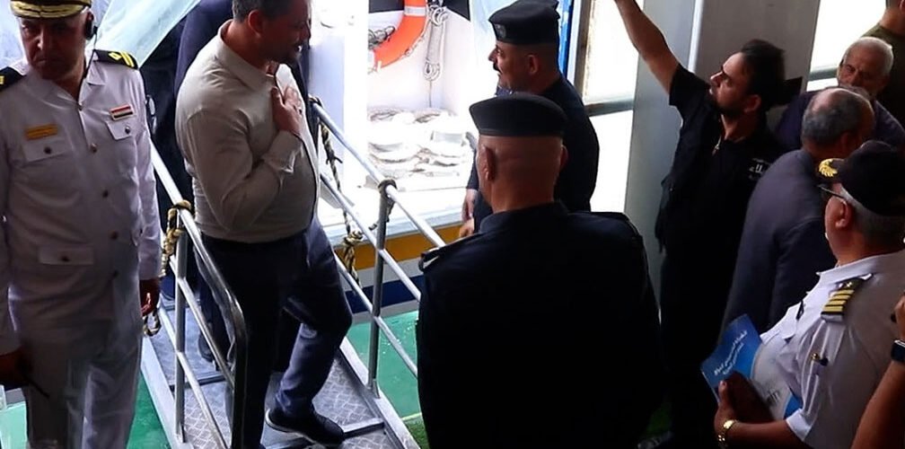 زواراً إيرانيين إلى مرسى شط العرب في البصرة للمشاركة في زيارة الأربعين