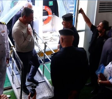 زواراً إيرانيين إلى مرسى شط العرب في البصرة للمشاركة في زيارة الأربعين