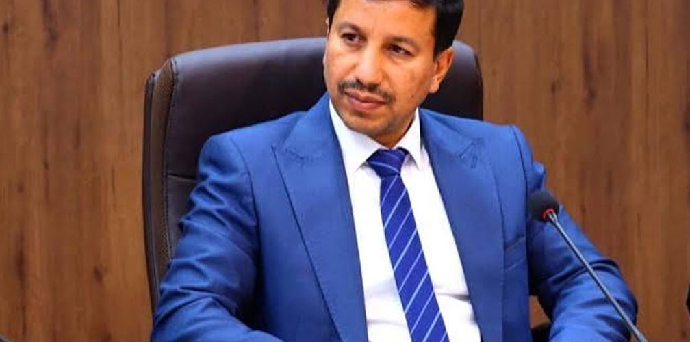 رئيس اللجنة المالية والإدارية في مجلس محافظة البصرة شكر العامري خلال اجتماع رسمي