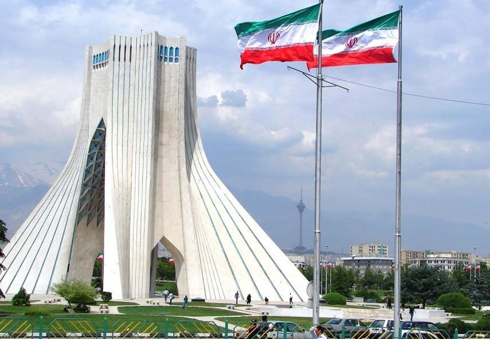 العلمان الإيرانيان أمام برج آزادي في طهران