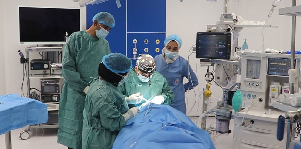 فريق طبي يجري عملية جراحية داخل غرفة عمليات مجهزة بأحدث الأجهزة الطبية