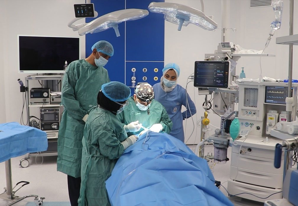 فريق طبي يجري عملية جراحية داخل غرفة عمليات مجهزة بأحدث الأجهزة الطبية