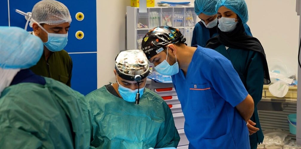 فريق طبي يجري عملية جراحية داخل غرفة العمليات في مستشفى التعليمي الكوثر في البصرة
