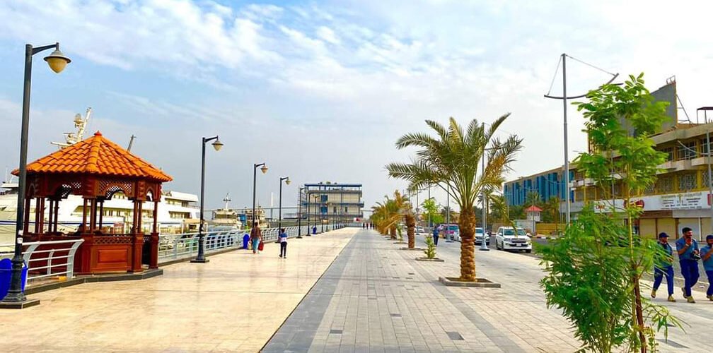 منظر عام لكورنيش البصرة على شط العرب بعد تطويره ويظهر الممشى الحديث والنخيل والإنارة والمراكب