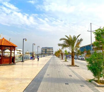 منظر عام لكورنيش البصرة على شط العرب بعد تطويره ويظهر الممشى الحديث والنخيل والإنارة والمراكب