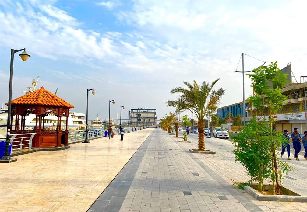 منظر عام لكورنيش البصرة على شط العرب بعد تطويره ويظهر الممشى الحديث والنخيل والإنارة والمراكب