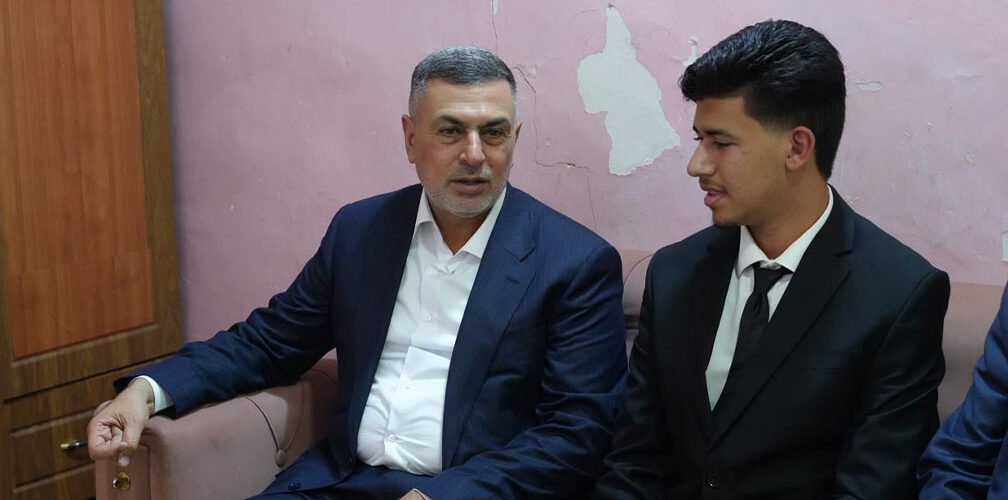 محافظ البصرة أسعد العيداني خلال زيارته الطالب المتفوق جابر عادل الحاصل على معدل 100%