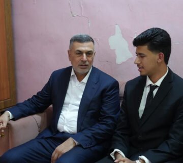 محافظ البصرة أسعد العيداني خلال زيارته الطالب المتفوق جابر عادل الحاصل على معدل 100%