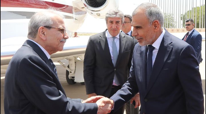 رئيس الوزراء اللبناني نواف سلام يصافح وزير المالية العراقي فالح ساري لدى وصوله إلى مطار بغداد الدولي.