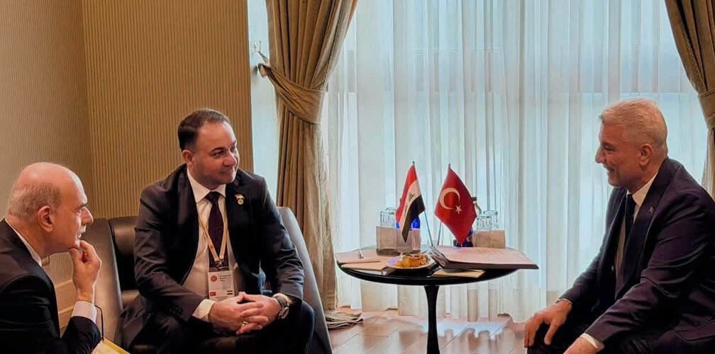 وزير التجارة، مصطفى نزار العاني، مع وزير التجارة التركيا عمر بولاط في تركيا