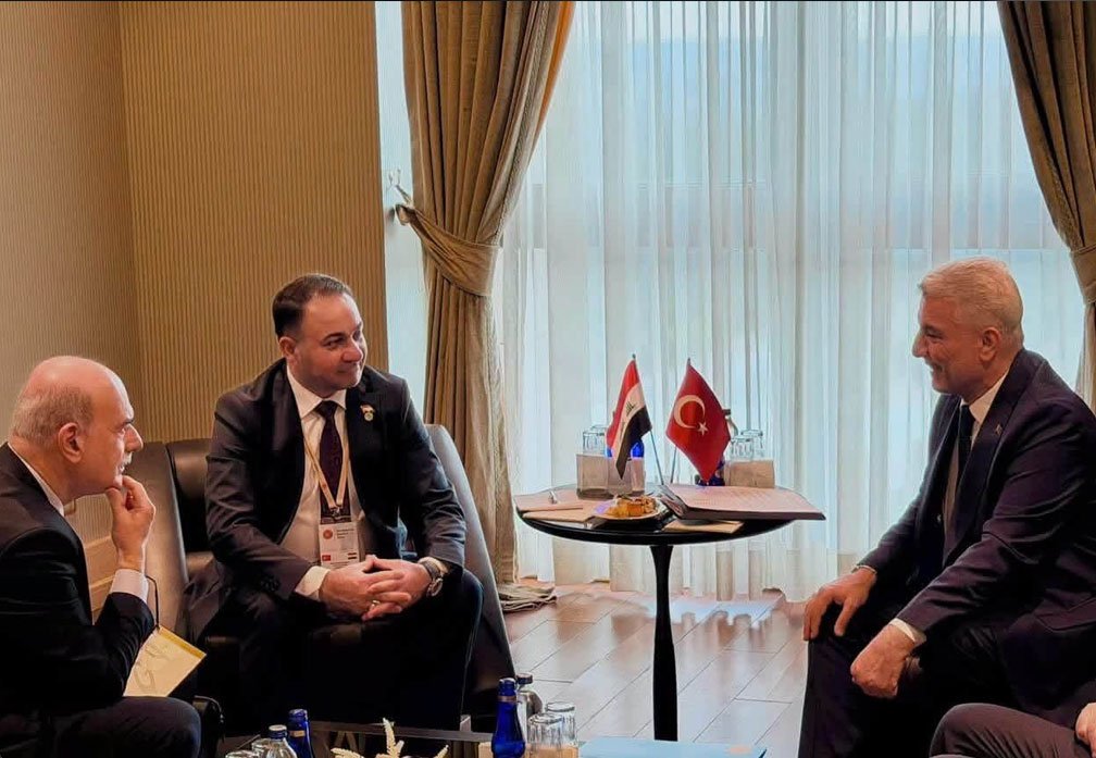 وزير التجارة، مصطفى نزار العاني، مع وزير التجارة التركيا عمر بولاط في تركيا