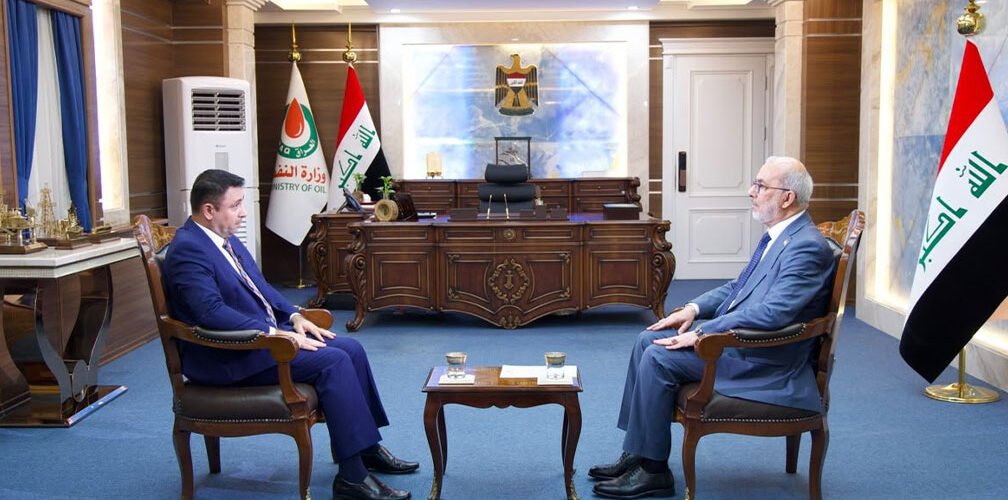 وزير النفط باسم محمد خضير خلال مقابلة تلفزيونية في مقر وزارة النفط ببغداد