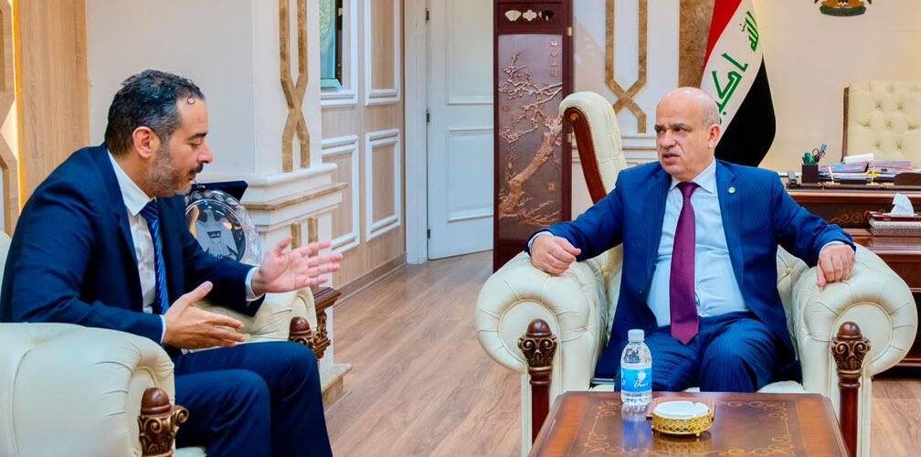 وكيل وزارة النفط لشؤون الاستخراج نصير عزيز يبحث مع مدير شركة شل في العراق