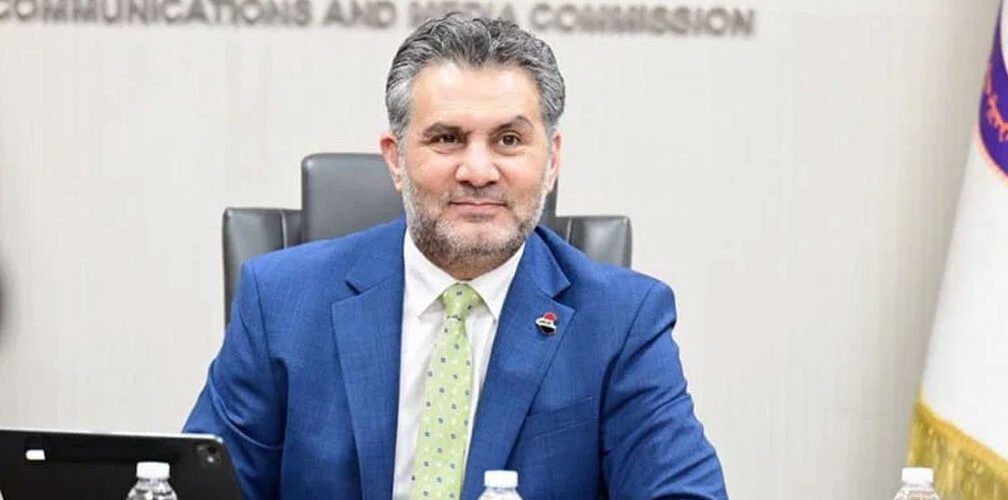 رئيس الجهاز التنفيذي لهيأة الإعلام والاتصالات بليغ أبو كلل خلال اجتماع رسمي