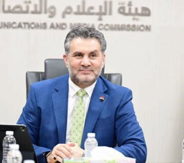 رئيس الجهاز التنفيذي لهيأة الإعلام والاتصالات بليغ أبو كلل خلال اجتماع رسمي