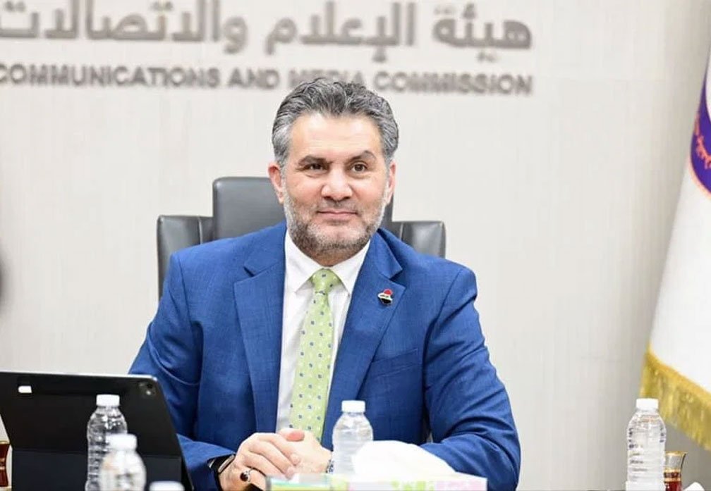 رئيس الجهاز التنفيذي لهيأة الإعلام والاتصالات بليغ أبو كلل خلال اجتماع رسمي