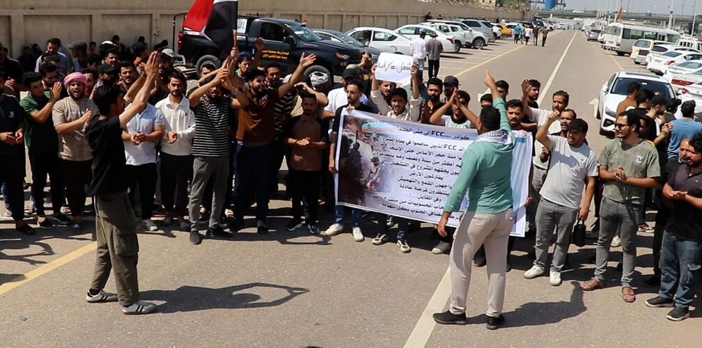 الحراس والعاملون يتظاهرون في مشروع FCC بالبصرة