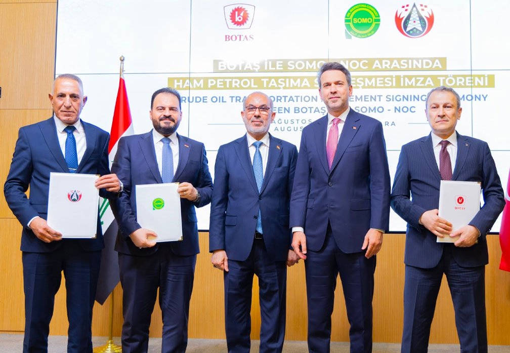 وزير النفط العراقي ونظيره التركي خلال توقيع اتفاقية تصدير النفط عبر خط جيهان