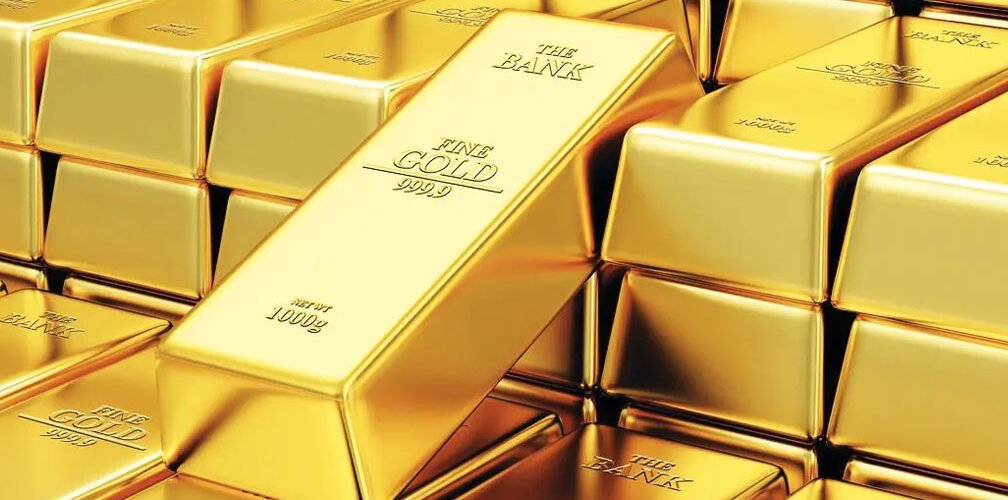 سبائك ذهبية لامعة من الذهب الخالص مرتبة فوق بعضها