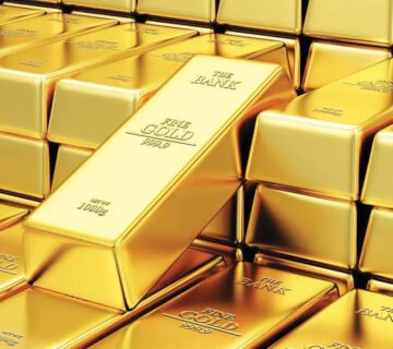 سبائك ذهبية لامعة من الذهب الخالص مرتبة فوق بعضها