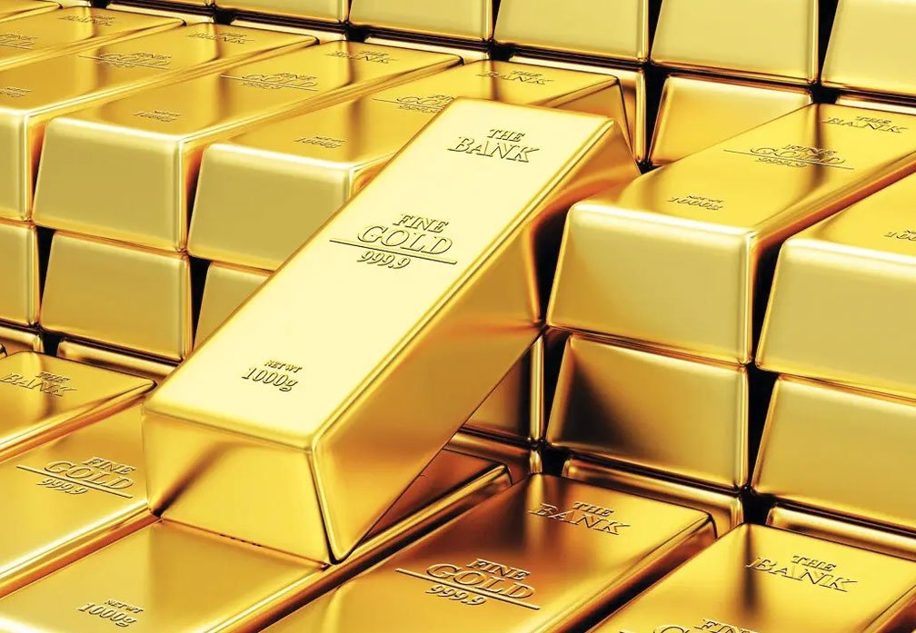 سبائك ذهبية لامعة من الذهب الخالص مرتبة فوق بعضها