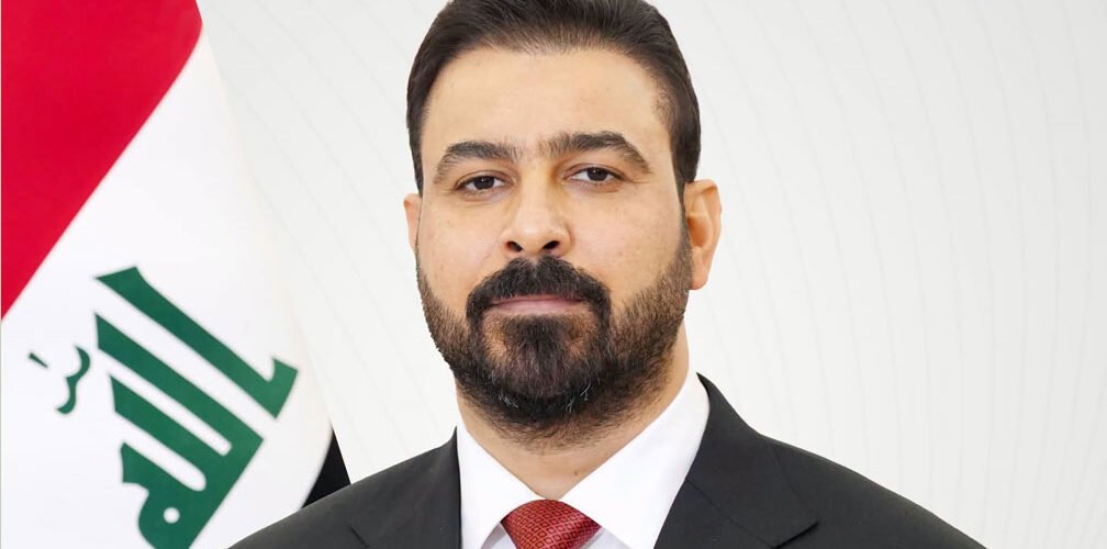 رئيس الوزراء العراق علي الزيدي أمام العلم العراقي