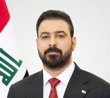 رئيس الوزراء العراق علي الزيدي أمام العلم العراقي