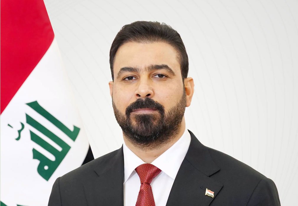 رئيس الوزراء العراق علي الزيدي أمام العلم العراقي