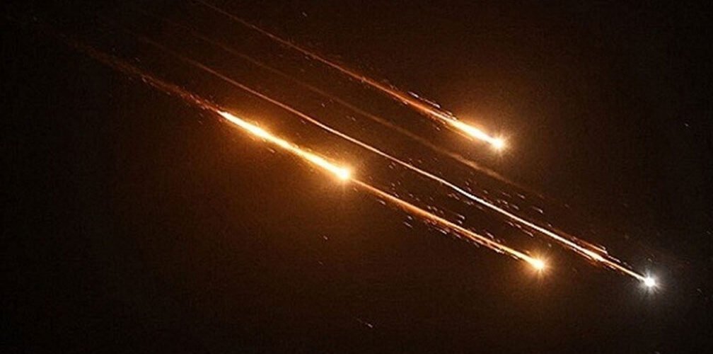 صواريخ باليستية تنطلق في أجواء الليل خلال تصعيد عسكري في المنطقة