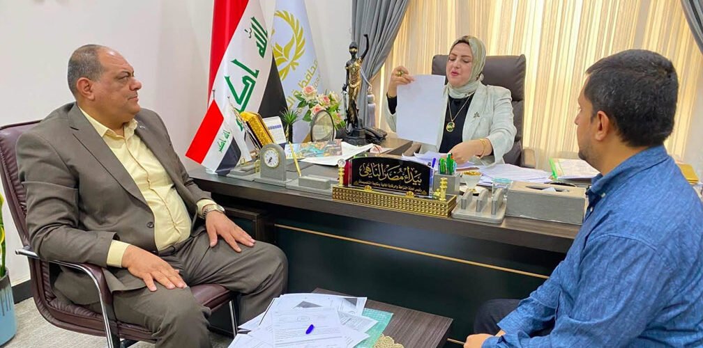 رئيس لجنة النزاهة في مجلس محافظة البصرة بيداء الناهي خلال اجتماع