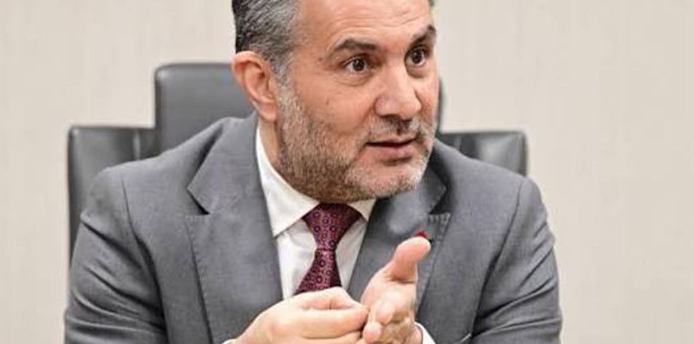 بليغ أبو كلل رئيس الجهاز التنفيذي لهيئة الإعلام والاتصالات يتحدث خلال اجتماع رسمي