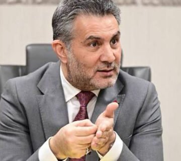 بليغ أبو كلل رئيس الجهاز التنفيذي لهيئة الإعلام والاتصالات يتحدث خلال اجتماع رسمي 